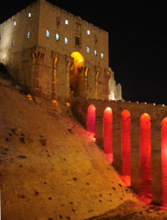 Aleppo - toegangsgebouw tot de citadel in wisselende avondverlichting